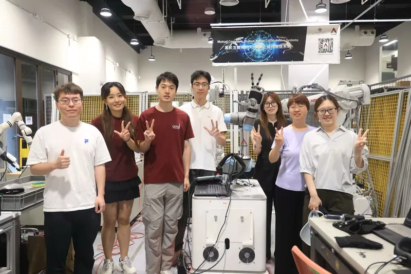 RAIDS 课题组在机器人实验室接待灵心巧手来访