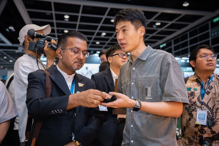 在 InnoEX 2026 CobotAI 展位与参观者交流