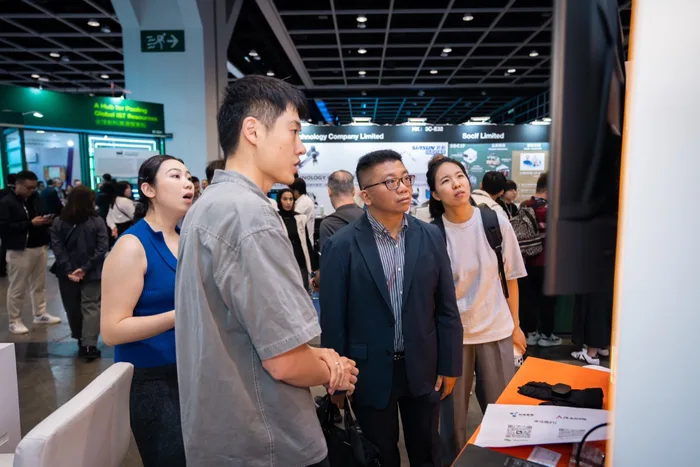 在 InnoEX 2026 CobotAI 展位介绍触觉手套