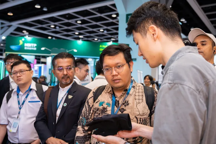 在 InnoEX 2026 向参观者演示可穿戴触觉手套