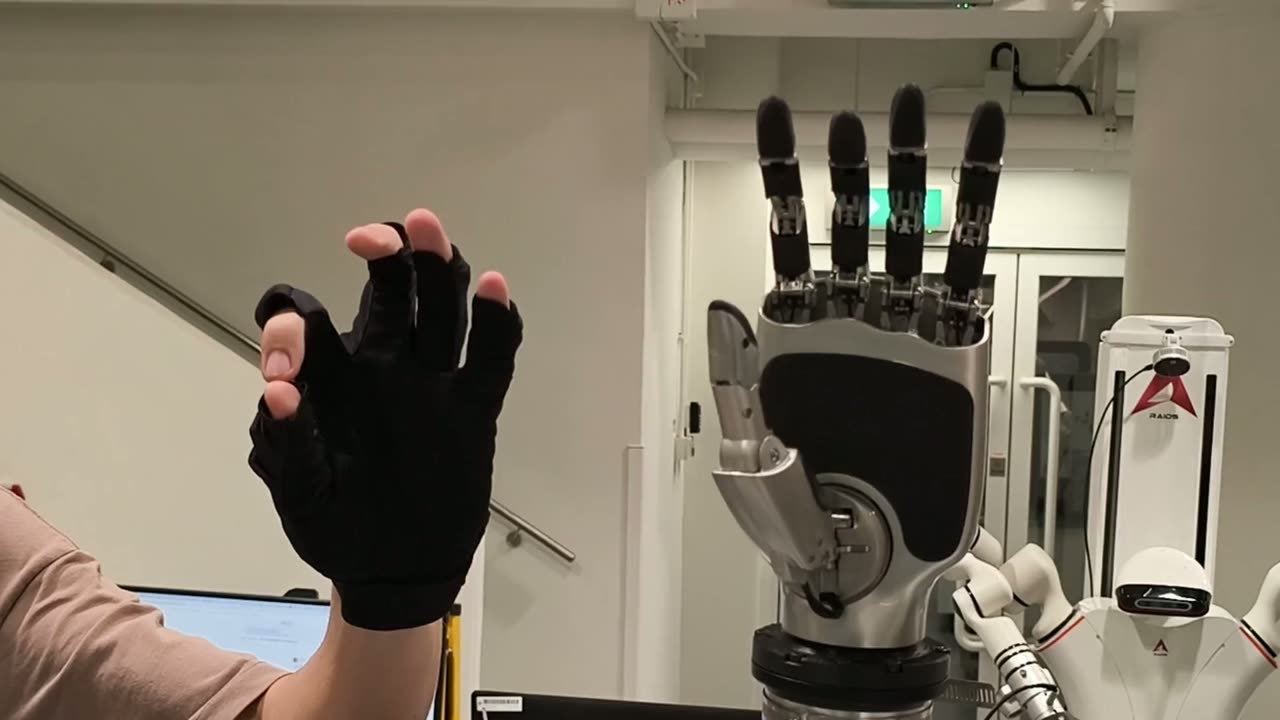 Pinch gesture on a Glovity glove mapped onto a dexterous robot hand.